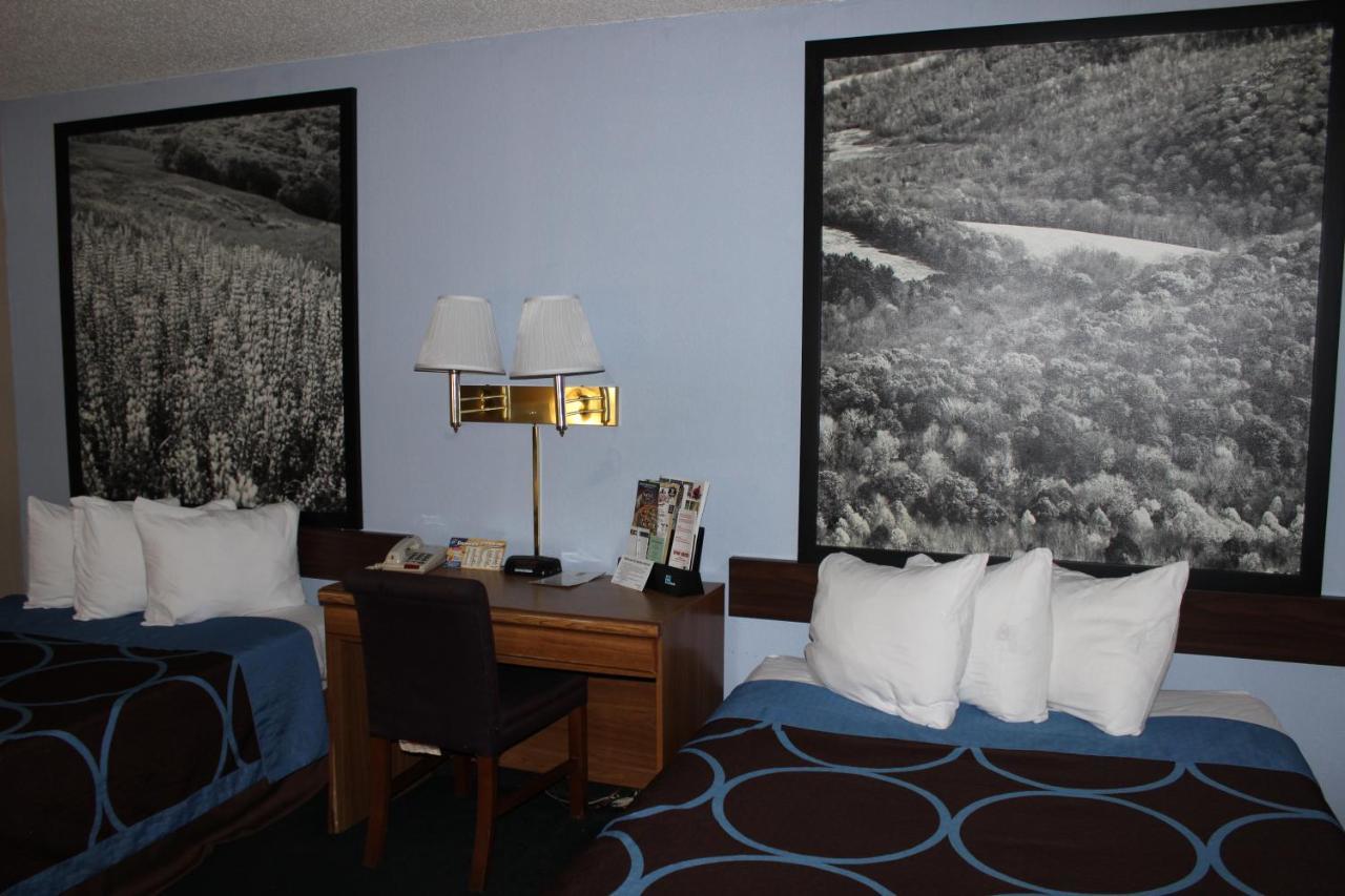 Super 8 By Wyndham East Stroudsburg - Poconos Hotel Exterior photo