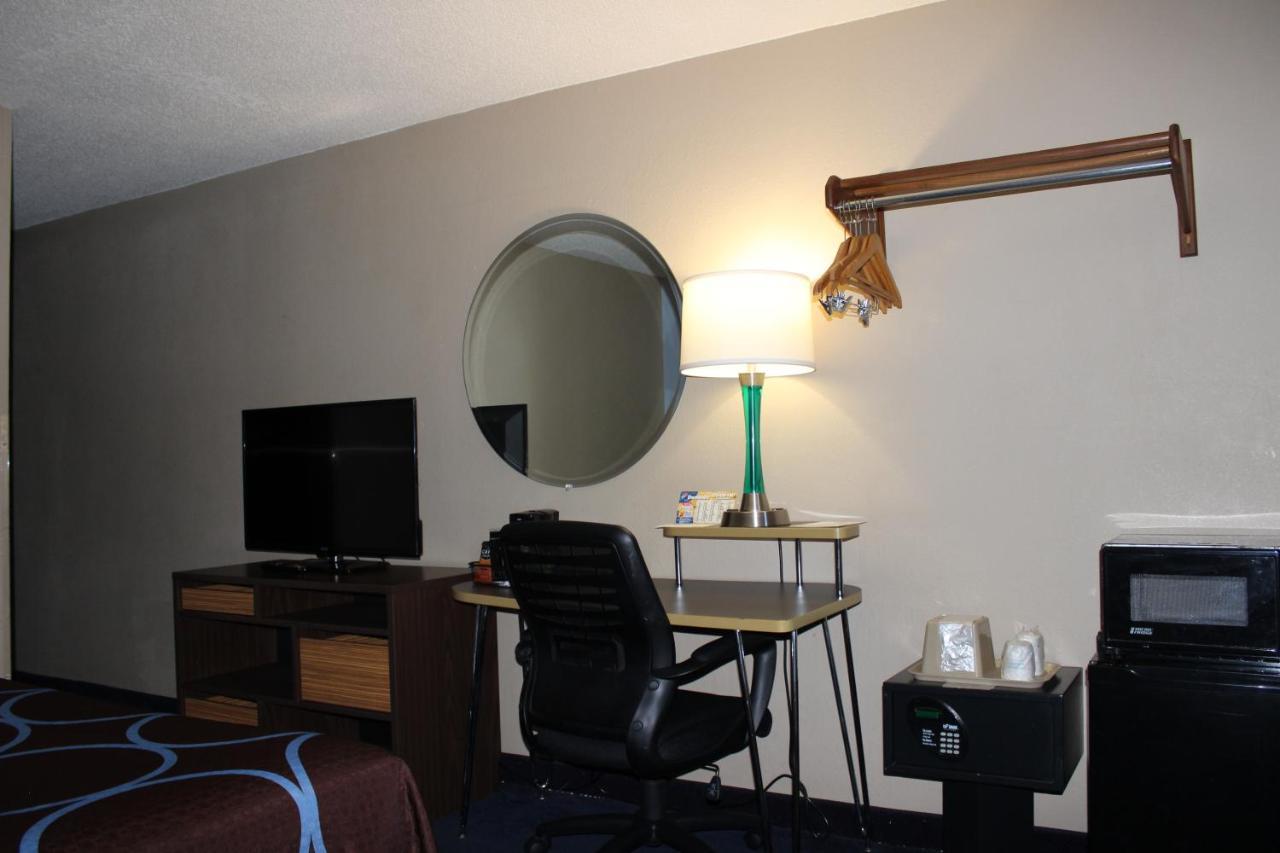 Super 8 By Wyndham East Stroudsburg - Poconos Hotel Exterior photo